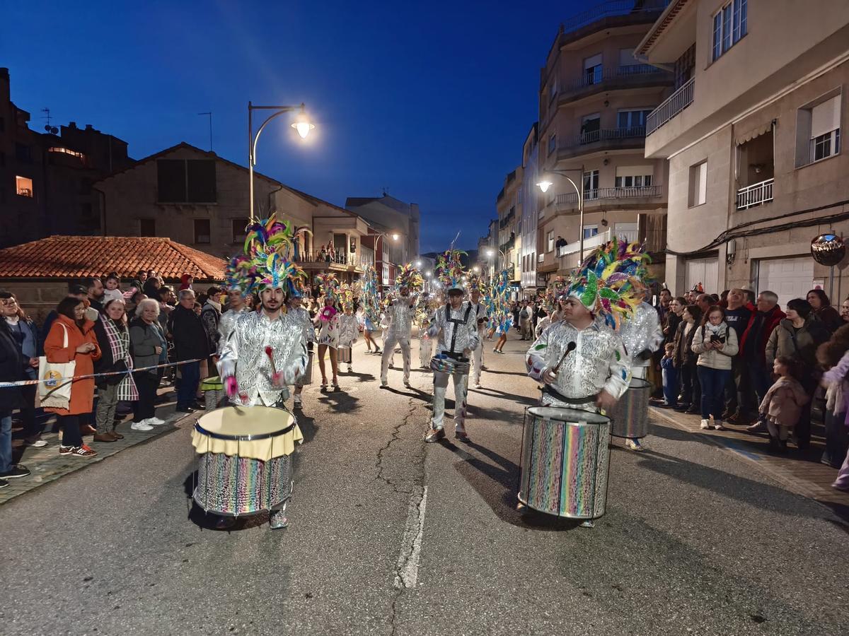 Desfile de comparsas de Soutomaior por el centro urbano de Arcade.