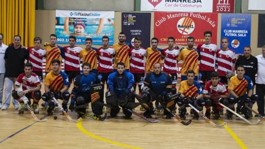 Els jugadors sèniors del CP Manresa van compartir foto amb els de la selecció catalana absoluta