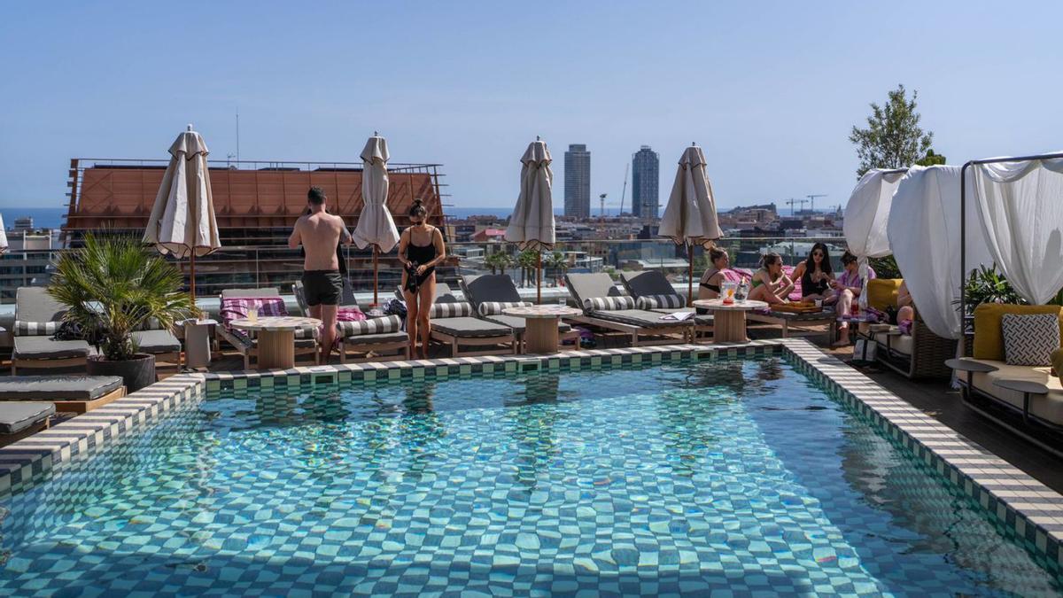 Piscina al terrat de l’hotel The Hoxton, a Barcelona. | ZOWY VOETEN