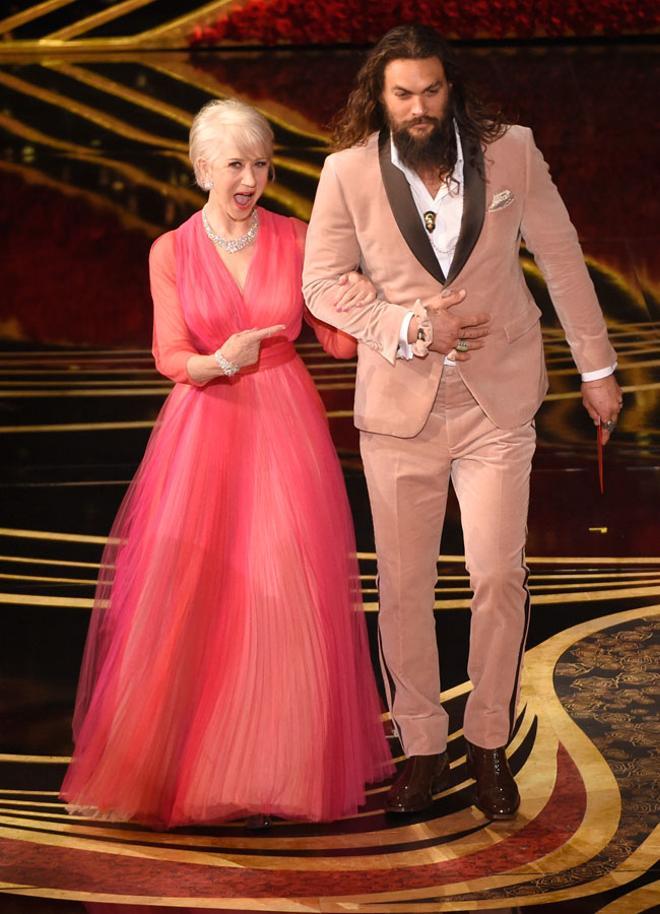 Helen Mirren y Jason Momoa en la gala de los Oscar 2019
