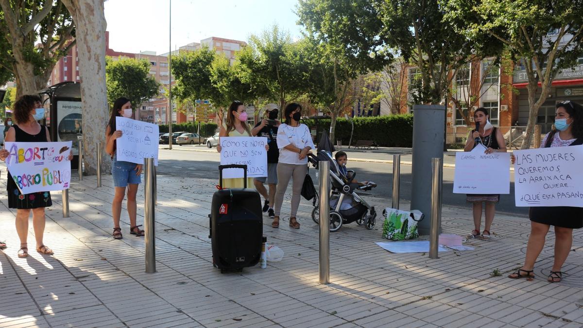 Mujeres exigen a las puertas de la Asamblea un &quot;trato digno&quot; ante el aborto.