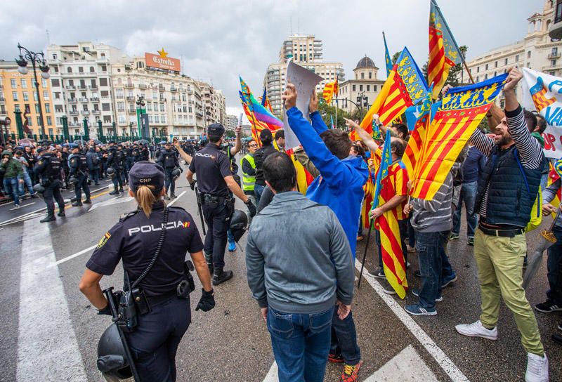 9 d'Octubre: Tensión en las manifestaciones en el centro de València