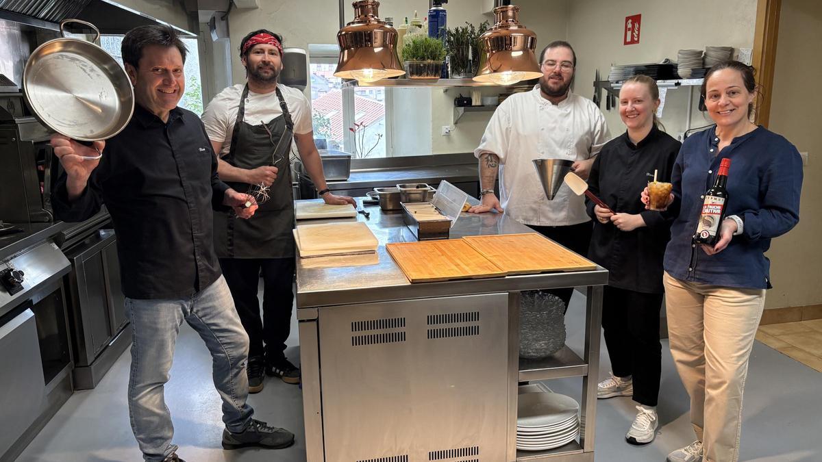 Por la izquierda, Pepe Ron, Dumas Peña, Santos Velasco, Carla Ordás y Raquel Álvarez, en la cocina de el Blanco.