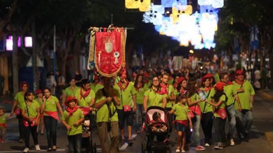 Dos imágenes de los desfiles protagonizados por las peñas de Sant Joan el pasado año.