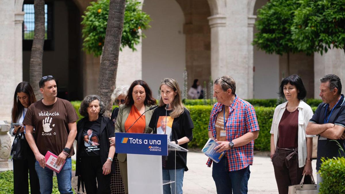 Las asociaciones de víctimas intervienen ante los medios tras reunirse con el Gobierno.