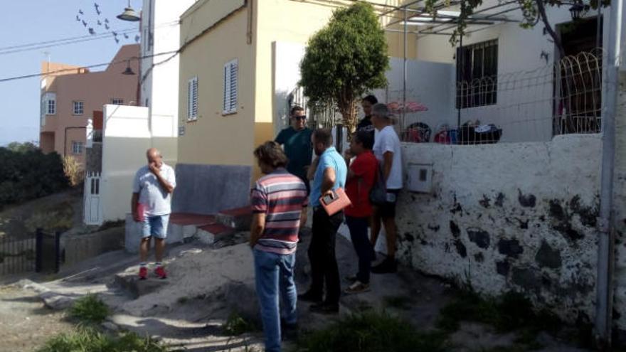 Un instante de la visita realizada a La Ladera, en la que estuvo el concejal del distrito, Florentino Guzmán.