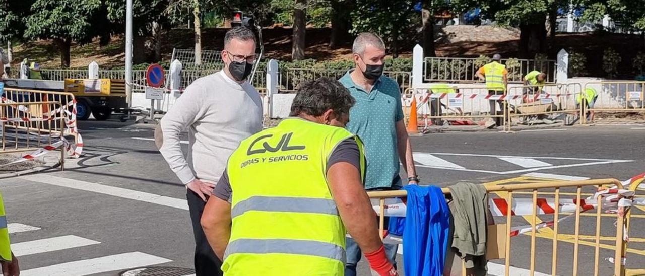 Javier Rivero visita la obra de accesibilidad en Santa María del Mar.