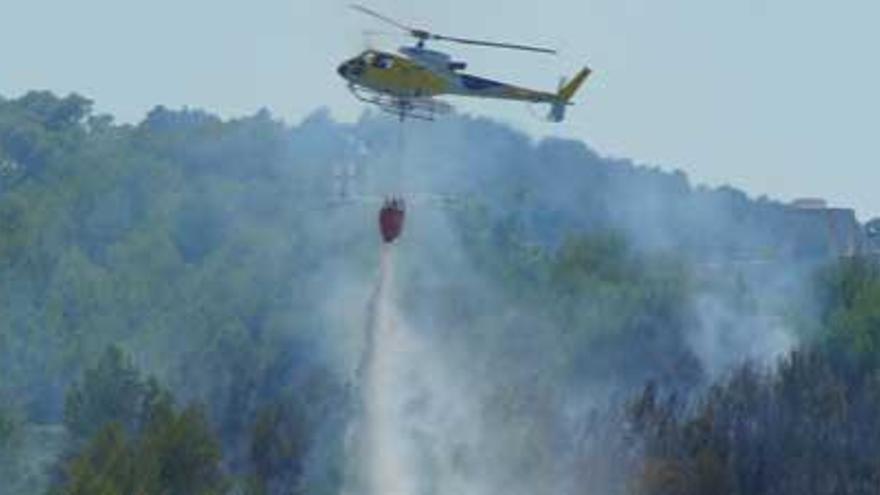 Un helicóptero del Ibanat ha tenido que ser movilizado para sofocar el fuego.