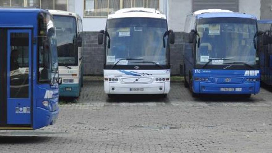 Vehículos de transporte de viajeros en la estación de autobuses de A Coruña. / eduardo vicente