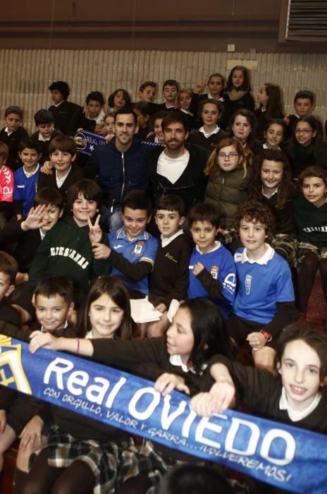 Michel y Linares visitan el colegio Las Teresianas