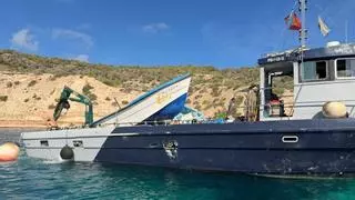 Formentera retira pateras de su costa mientras otras 150 se acumulan en es Cap