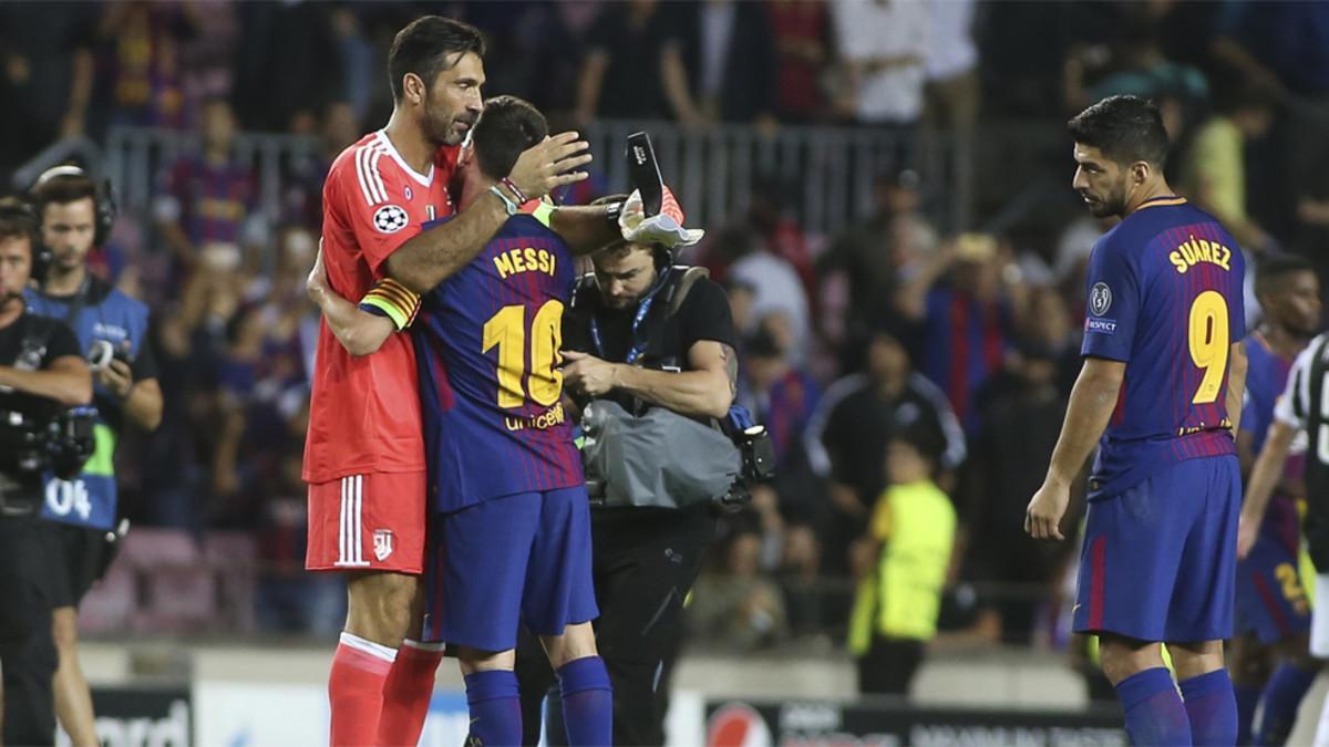 Gianluigi Buffon, Leo Messi y Luis Suárez al finalizar el Barça-Juventus de la Champions 2017/18