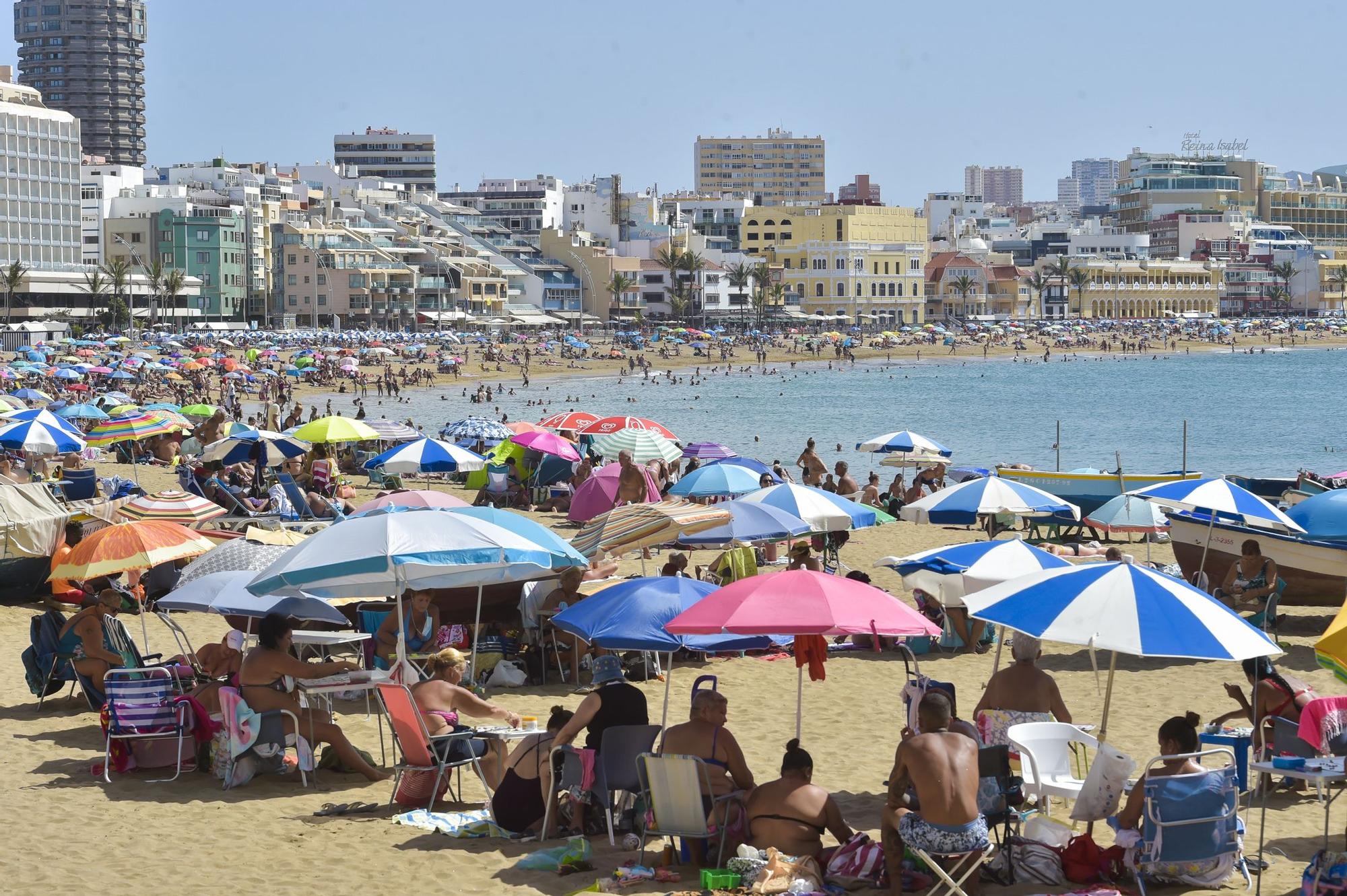 Lleno en la playa de Las Canteras en el último domingo de agosto