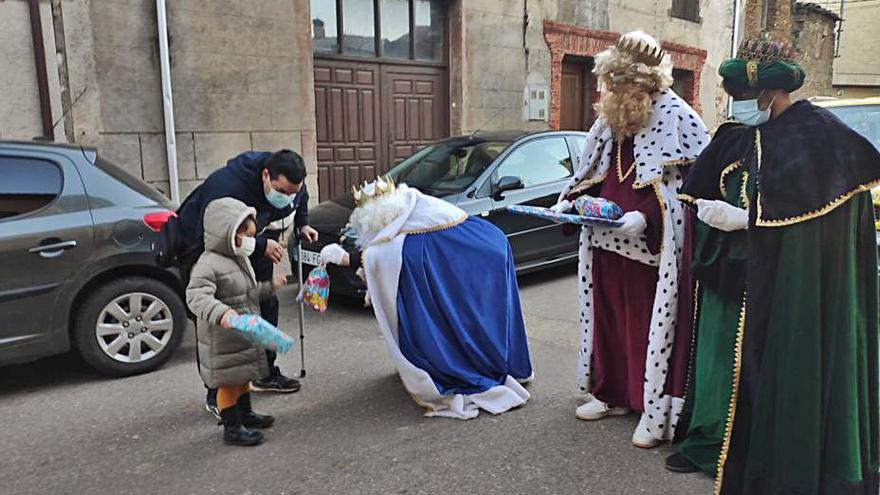 Entrega de regalos a una niña en Alcañices. | Ch. S. 