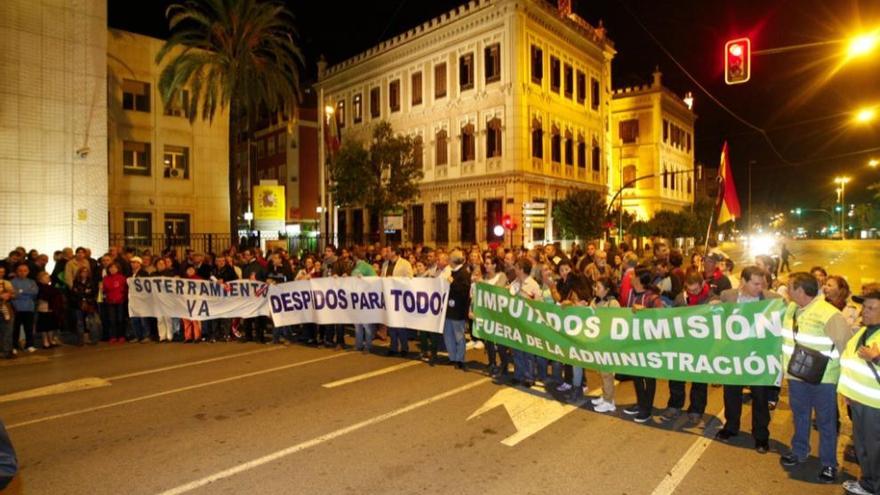 Un centenar de personas claman en Murcia contra la corrupción