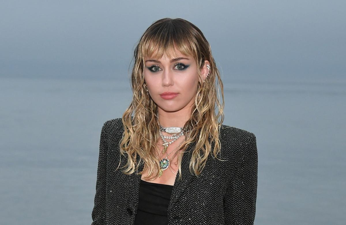 Miley Cyrus habla sobre la mala relación con su padre.