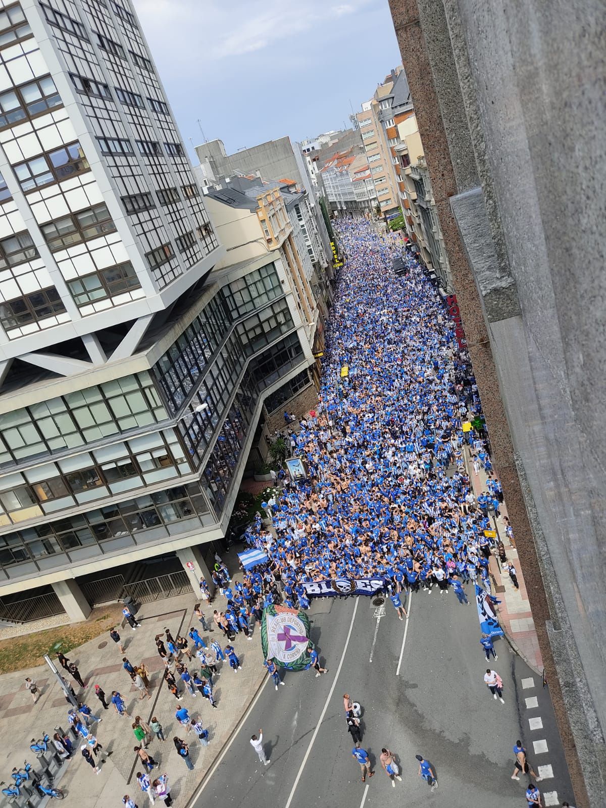 Miles de deportivistas recorren A Coruña antes del Dépor-Castellón