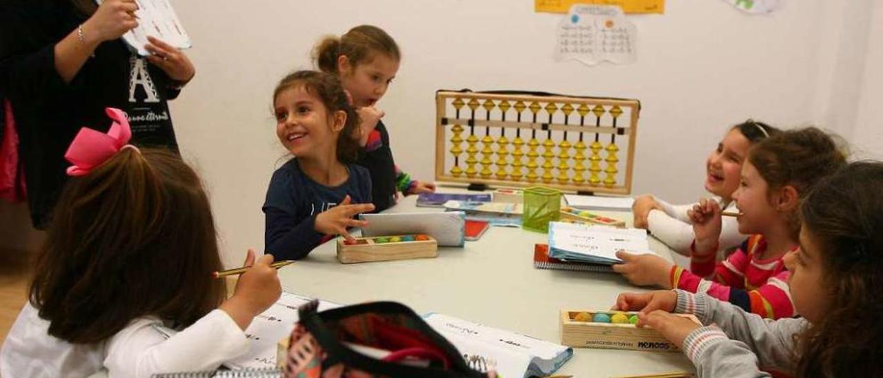 Fesanpas organizó ayer una jornada de puertas abiertas en las aulas de Nenoos. // Bernabé/Cris M.V.