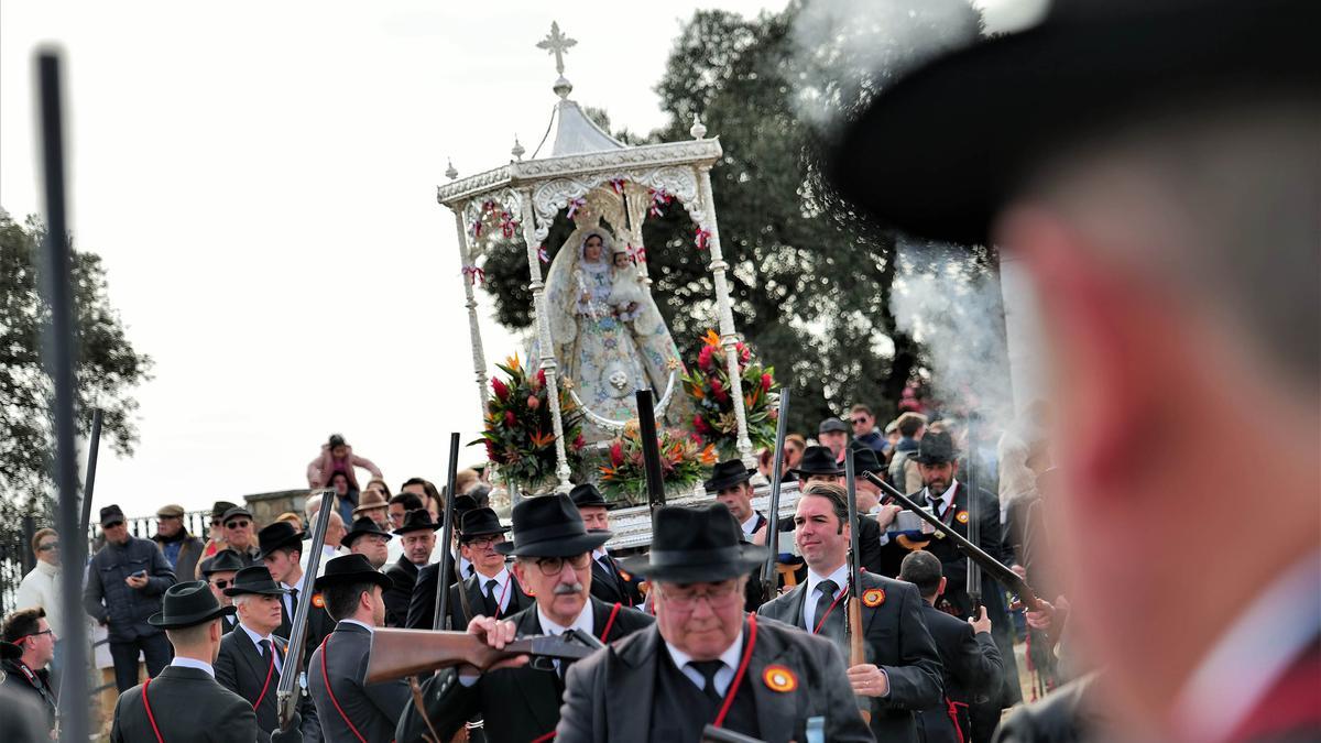 Miles de personas viven en Pozoblanco este domingo la romería de traída de la Virgen de Luna.
