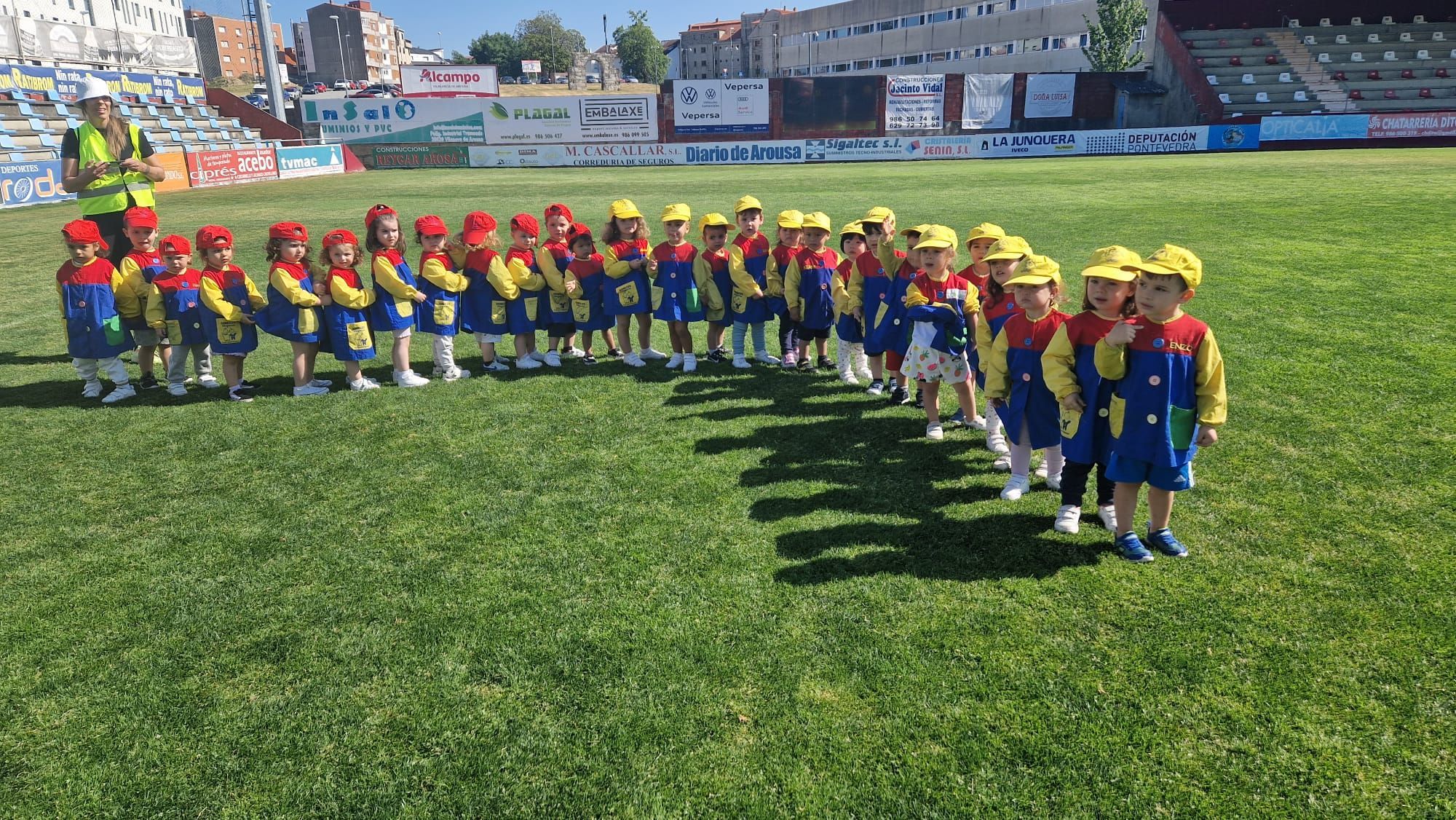 Niños de la escuela infantil municipal de Vilagarcía en las actividades desplegadas para fomentar el deporte.