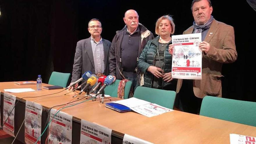 De izquierda a derecha, Pepe Fuertes (Asociación de Pensionistas de Asturias), Manuel Francisco Menéndez (UGT), Dolores San Martín (Federación de Mayores) y Francisco de Asís García (CC OO), con un cartel de la manifestación.