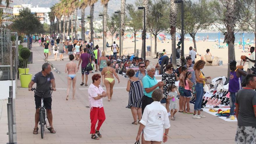 Turistes al Passeig Marítim de Roses