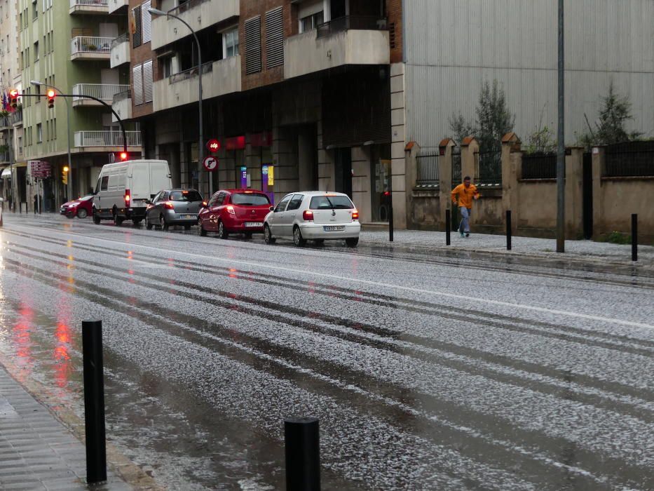 Els carrers han quedat blancs de calamarsa.