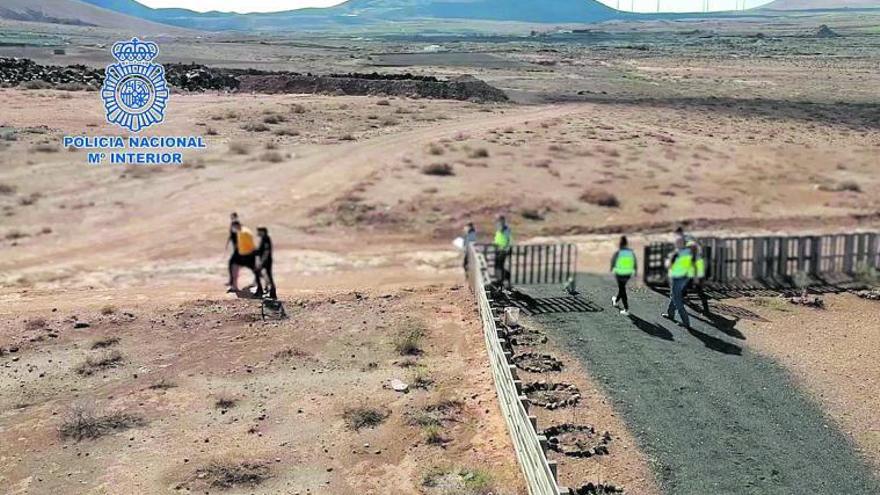 Traslado de uno de los miembros de la mafia detenido después del registro de una finca rural del centro de Lanzarote, una imagen cedida por la Policía |