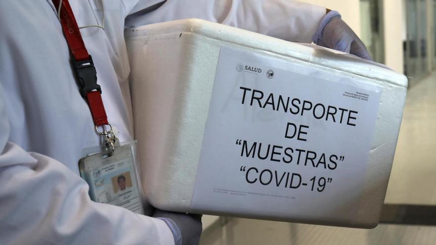 Un sanitario porta una muestra de coronavirus en México.