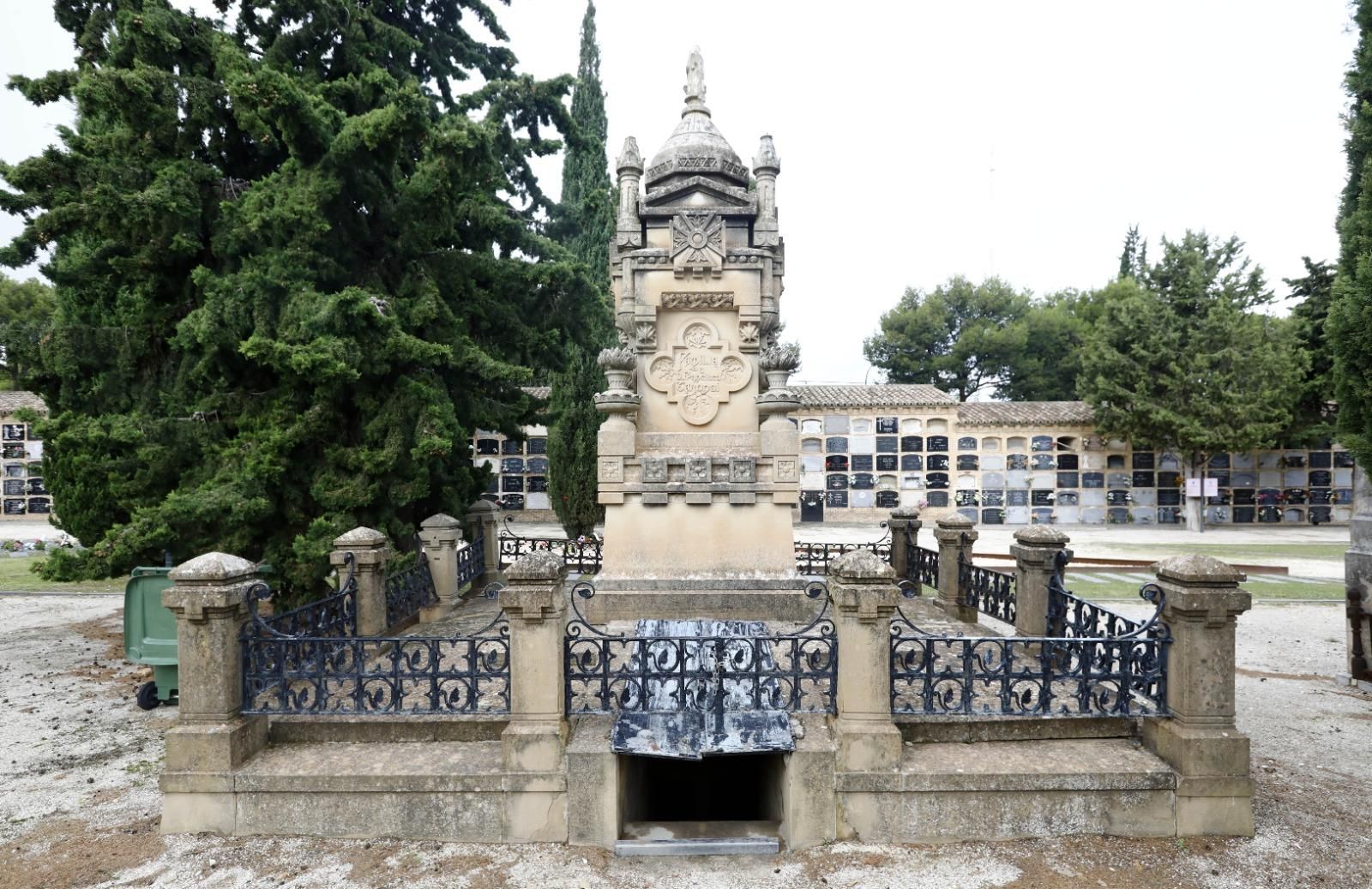 En imágenes | El cementerio de Zaragoza, un museo al aire libre que se engalana para el Día de Todos los Santos