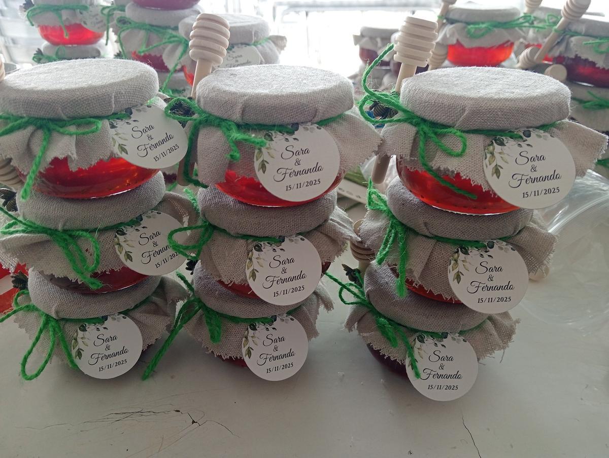 El tarro, con etiqueta personalizada, incluye el palito mielero.