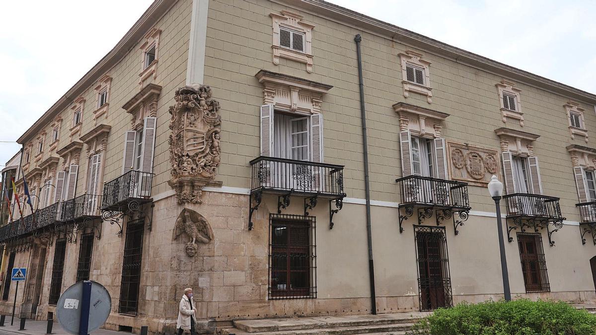 Exterior del Palacio del Marqués de Arneva, en pleno centro de Orihuela, con su característico escudo heráldico, sede del Ayuntamiento de Orihuela desde los años 70.  | TONY SEVILLA