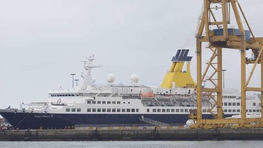 Un crucero con medio millar de pasajeros atraca en El Musel