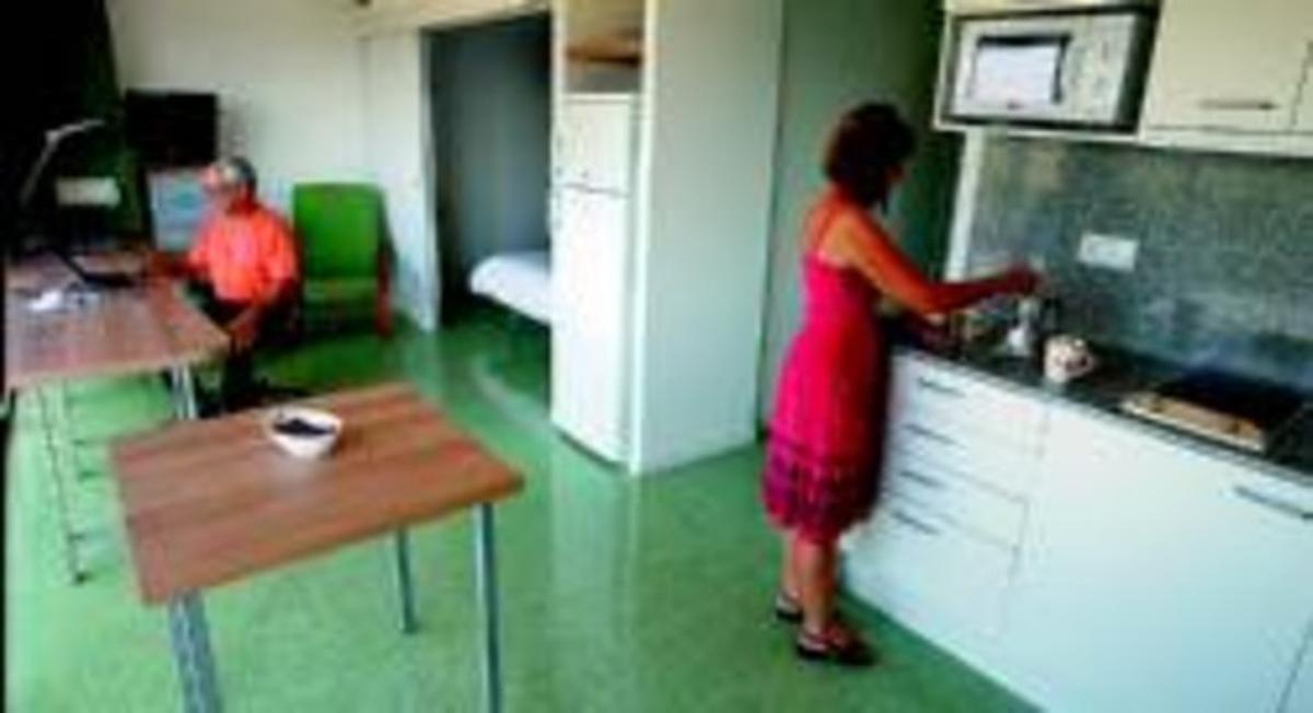 La investigadora Elisabeth Brandao, amb el seu marit, en un dels nous apartaments de la UAB. La investigadora Elisabeth Brandao, amb el seu marit, en un dels nous apartaments de la UAB.
