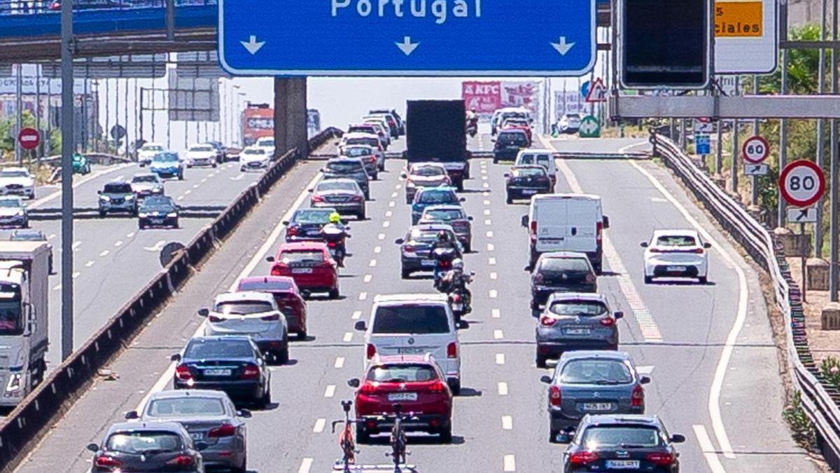 Archivo - Tráfico prevé este domingo miles de desplazamientos por el cambio de quincena.