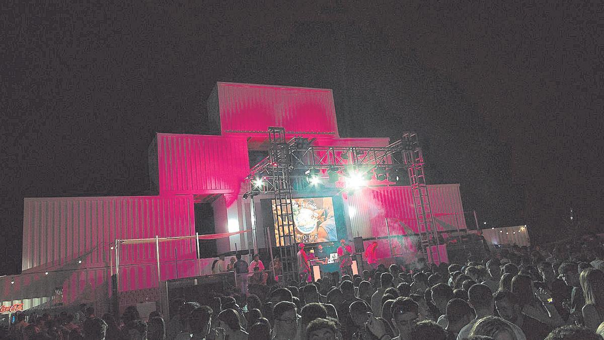 Ambientazo. Cócteles, copas, DJ, diferentes espectáculos y hasta restauración animan las noches estivales en las instalaciones de Boracay.