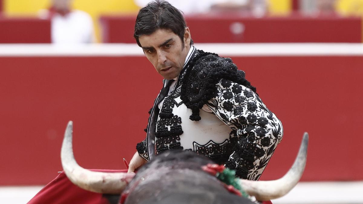 Perera, durante la lidia de su segundo toro.
