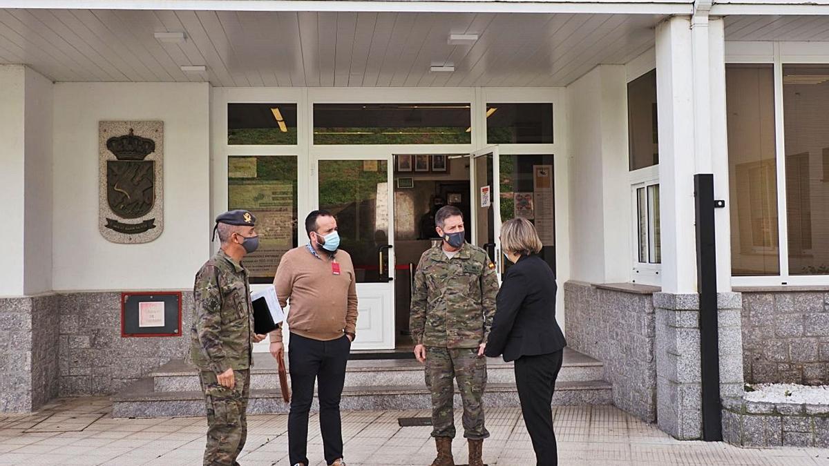 El alcalde, César Poza, junto a la concejala Gallego y el jefe de la base militar, Luis Cortés.  |  // FDV