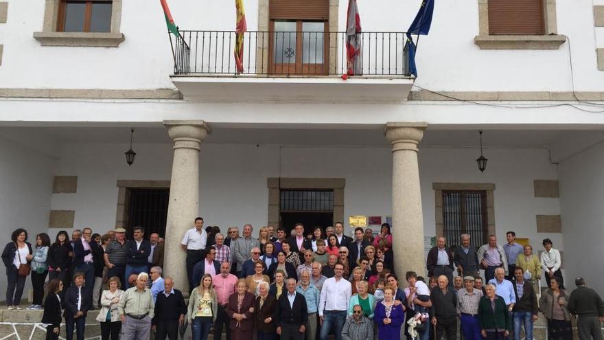 Miguel Alejo rodeado de buena parte de sus vecinos a las puertas del Ayuntamiento de Almeida