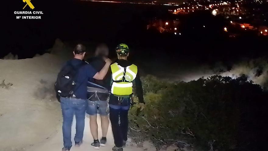 La Guardia Civil evita que un hombre caiga al vacío en un acantilado de El Campello