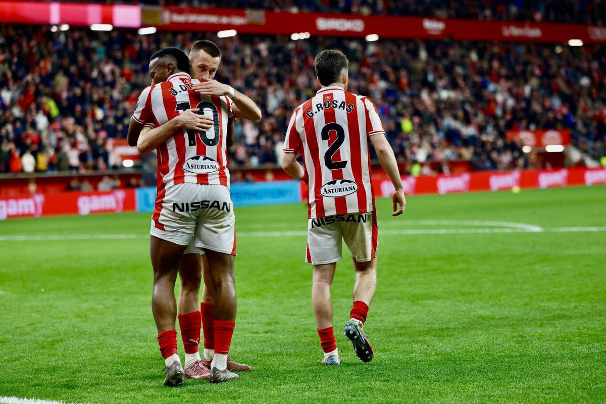 Otero, abrazado con Dubasin, ante Guille.