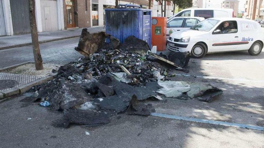 Queman dos contenedores de reciclaje en Lugones