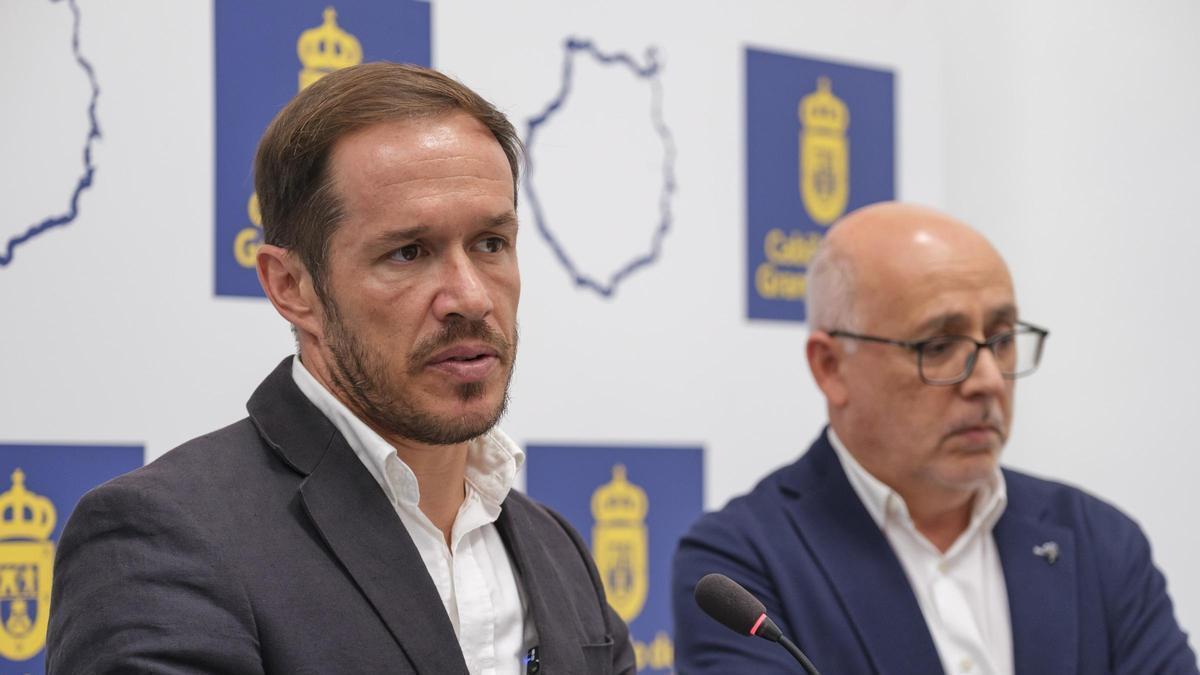 El consejero de Transición Ecológica y Energía, Mariano Hernández Zapata, con el presidente del Cabildo, Antonio Morales.