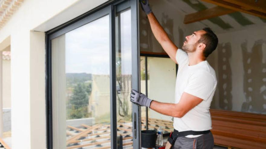 El motivo por el que mucha gente está poniendo papel de aluminio en la ventana este invierno