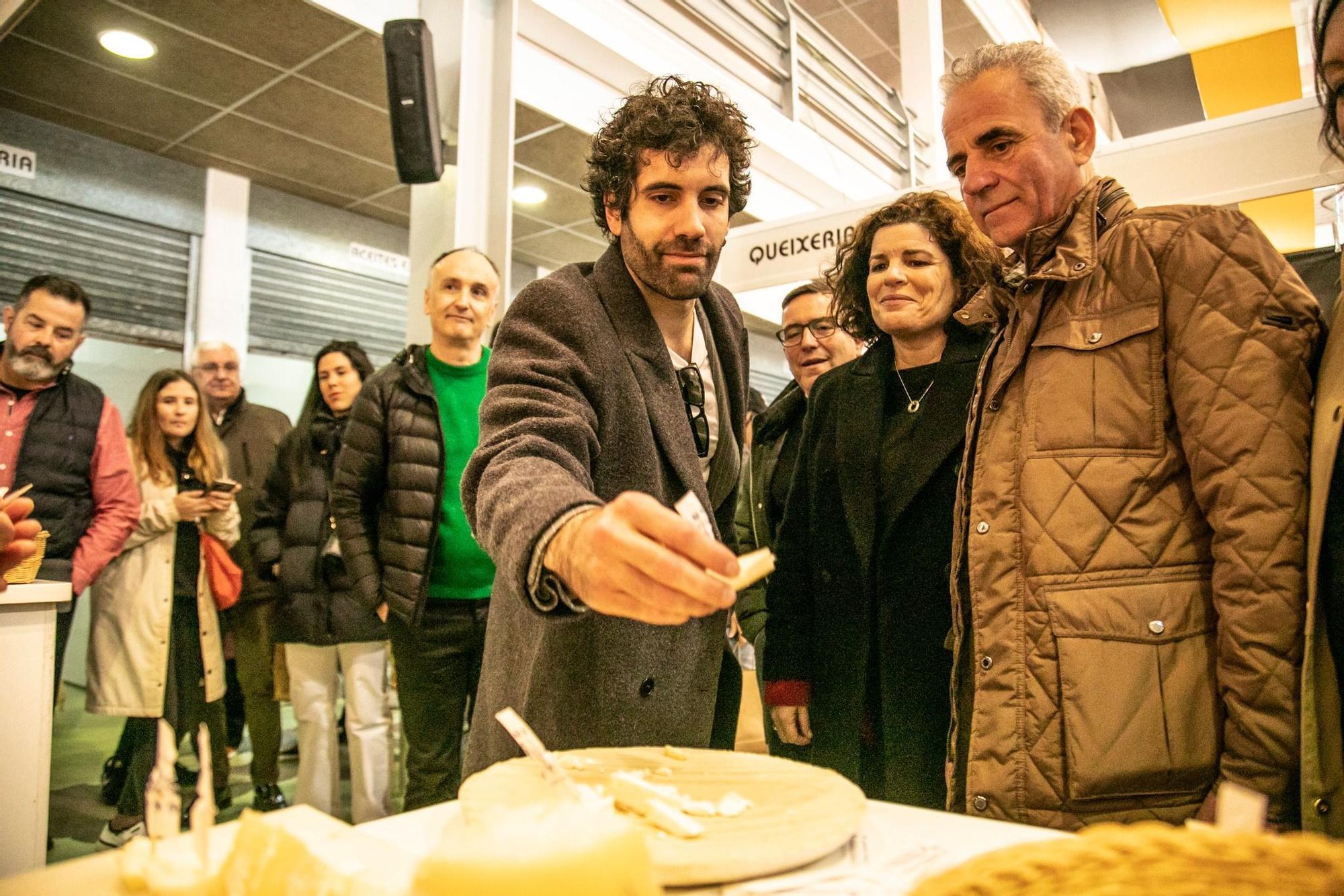 El actor compostelano y autoridades probando los quesos la 48 Festa do Queixo de Arzúa