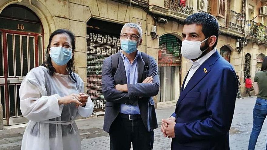 El conseller de Treball i Afers socials, a la dreta, divendres al Raval.