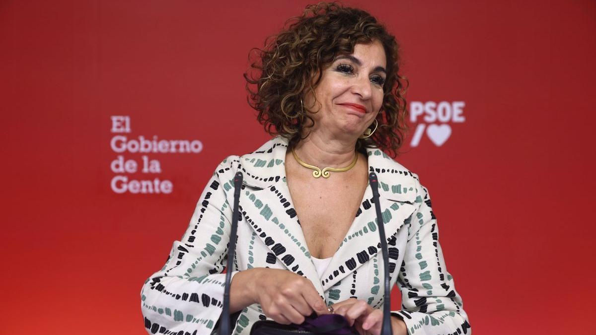 La vicesecretaria general del PSOE y ministra de Hacienda, María Jesús Montero, durante una rueda de prensa, en la sede del PSOE.