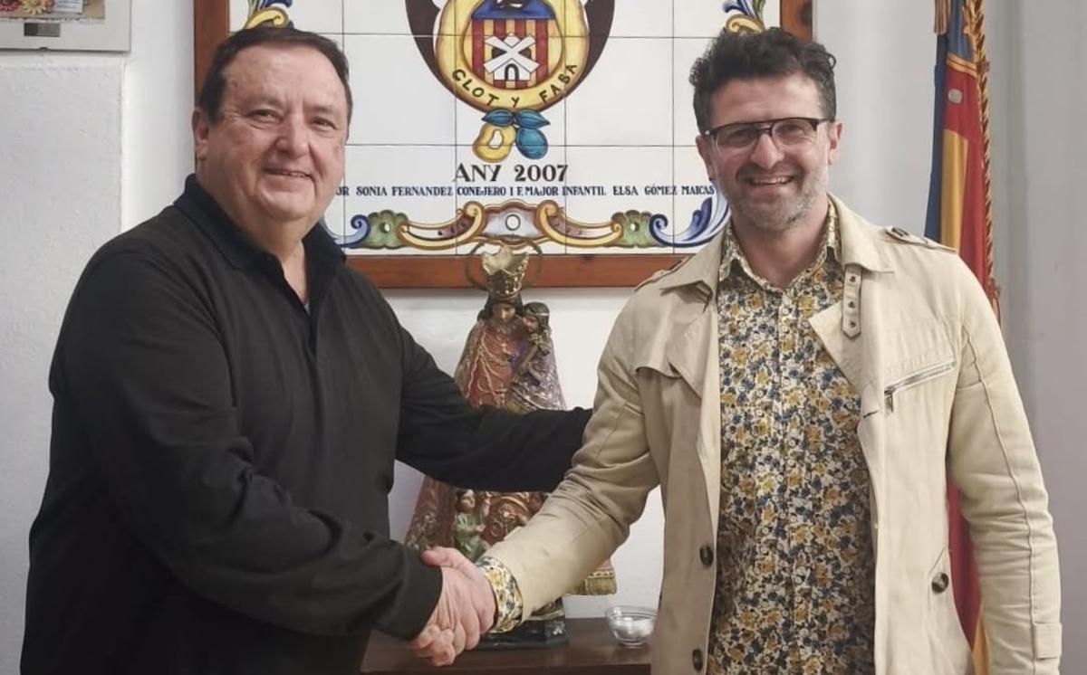 Comisión y artista escenifican el acuerdo