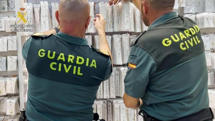 La Guardia Civil interviene más de 115.000 joyas de lujo falsificadas en una nave de Son Castelló, en Palma
