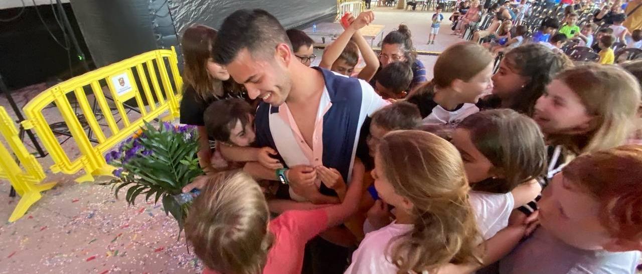 El concursant d&#039;Eufòria Pedro Da Costa amb infants després de sorprendre&#039;ls a la Festa Major Infantil